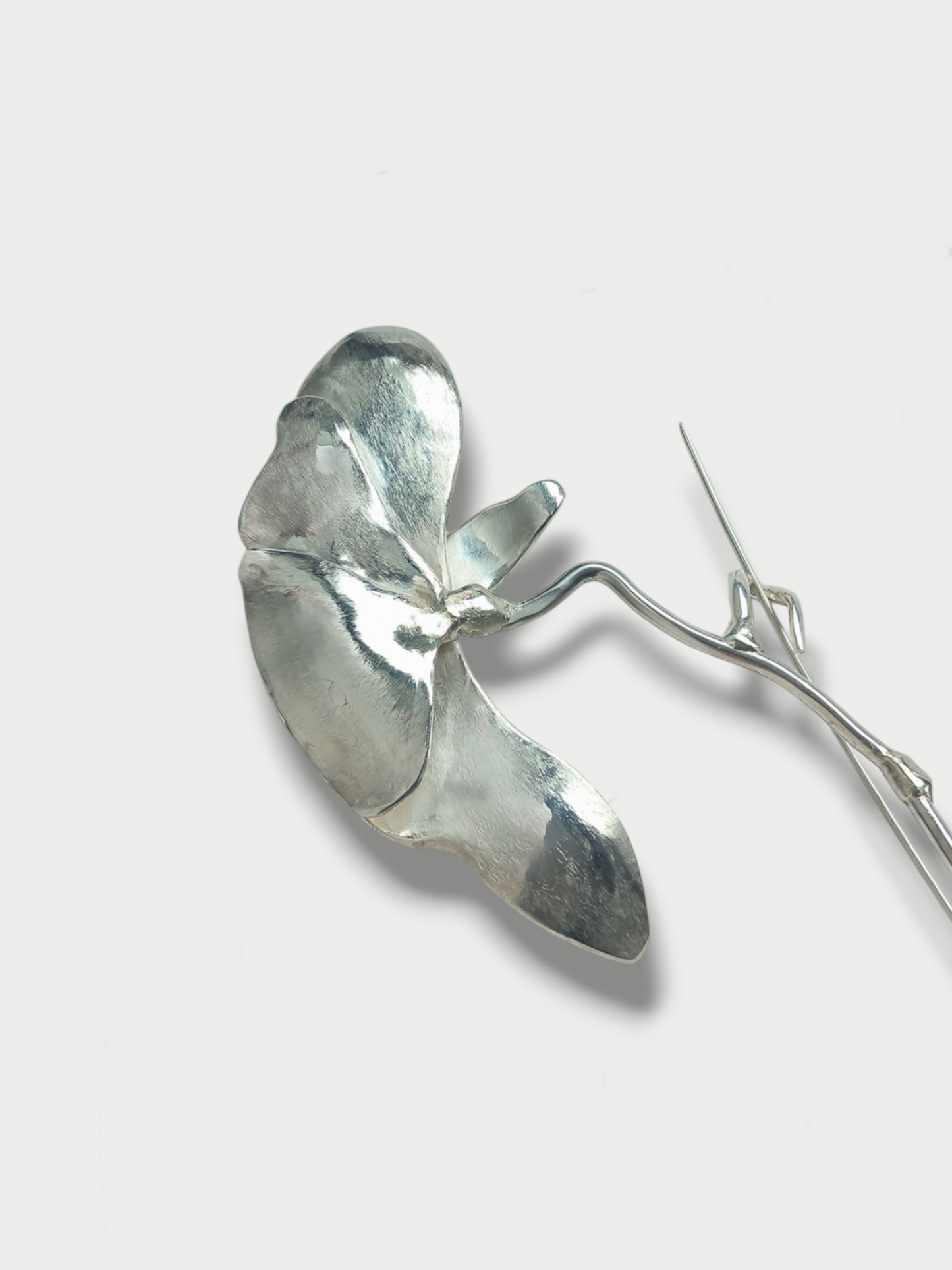 close up picture of a peony brooch in silver (925) for details and fastening    